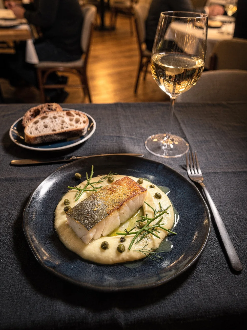Fischgang mit Weißwein — Restaurant Möltenort