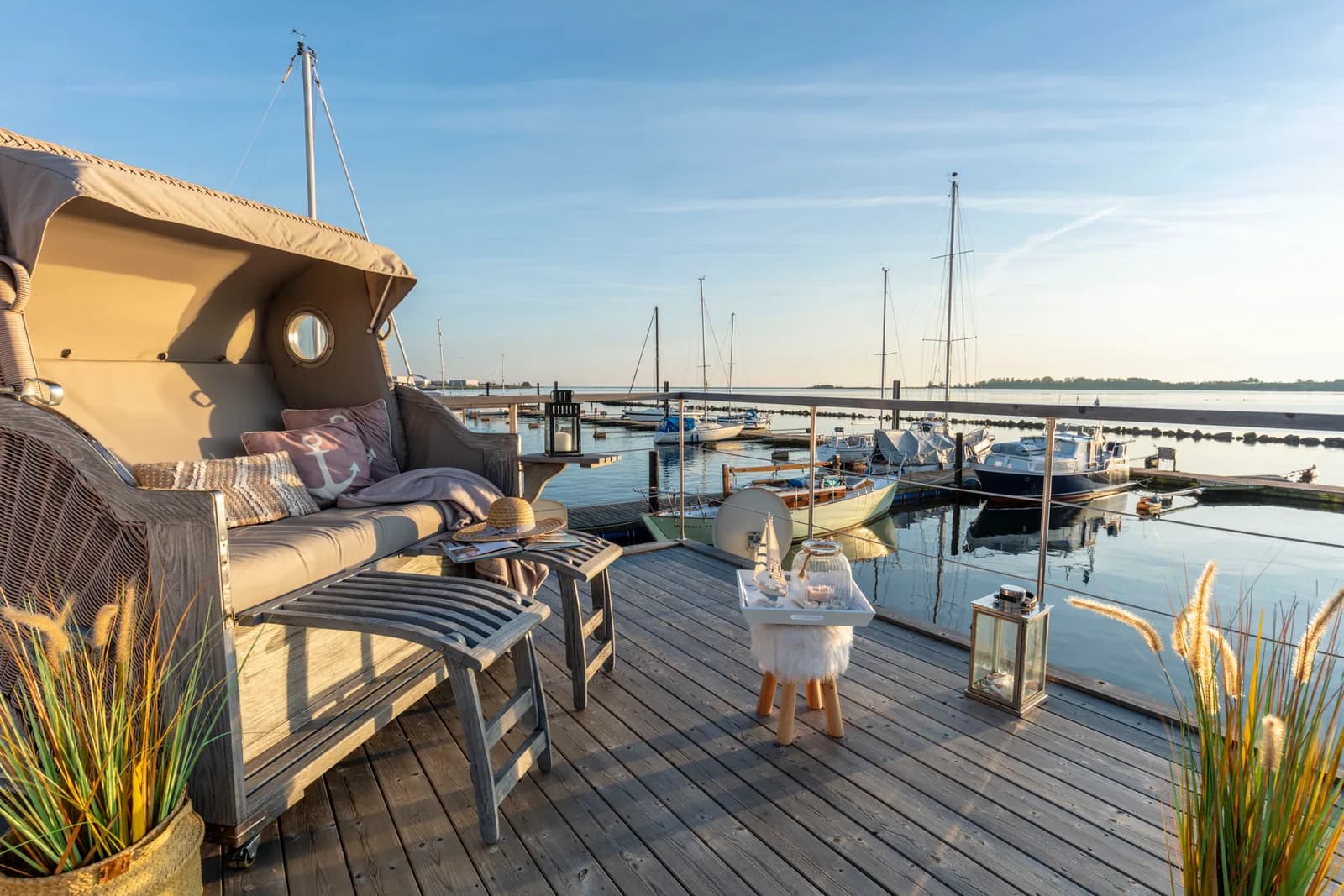 Hausboote auf dem Wasser in Norddeutschland