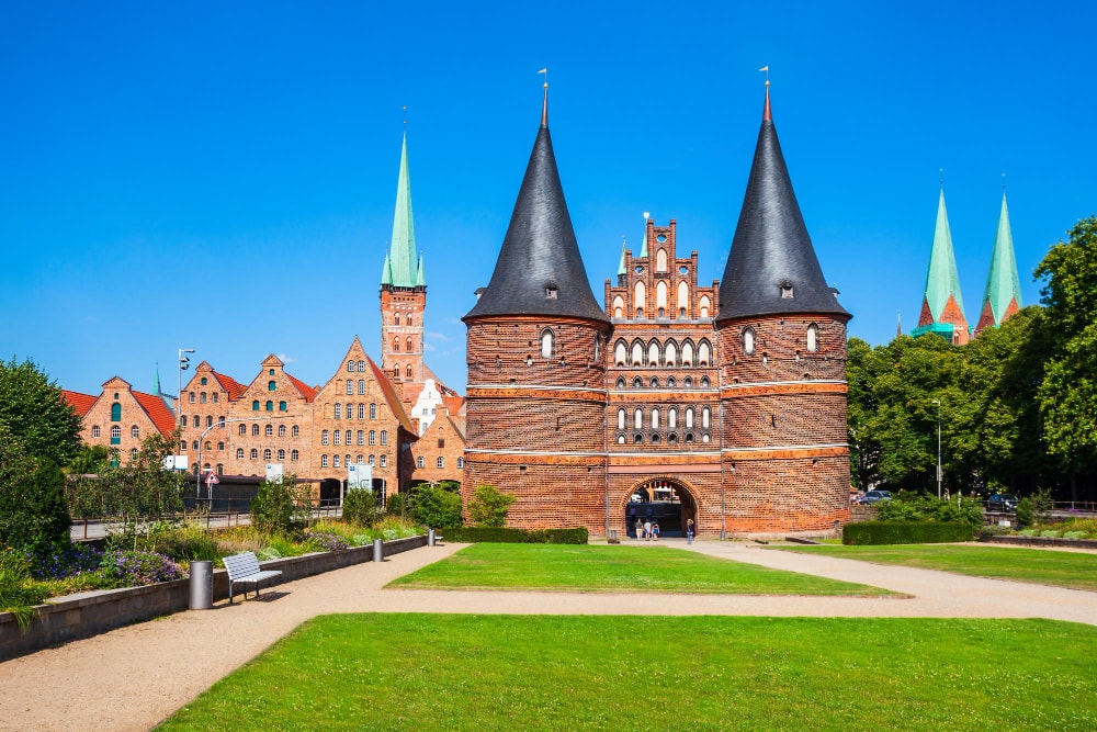 Lübeck — Holstentor und Altstadtsilhouette an der Trave