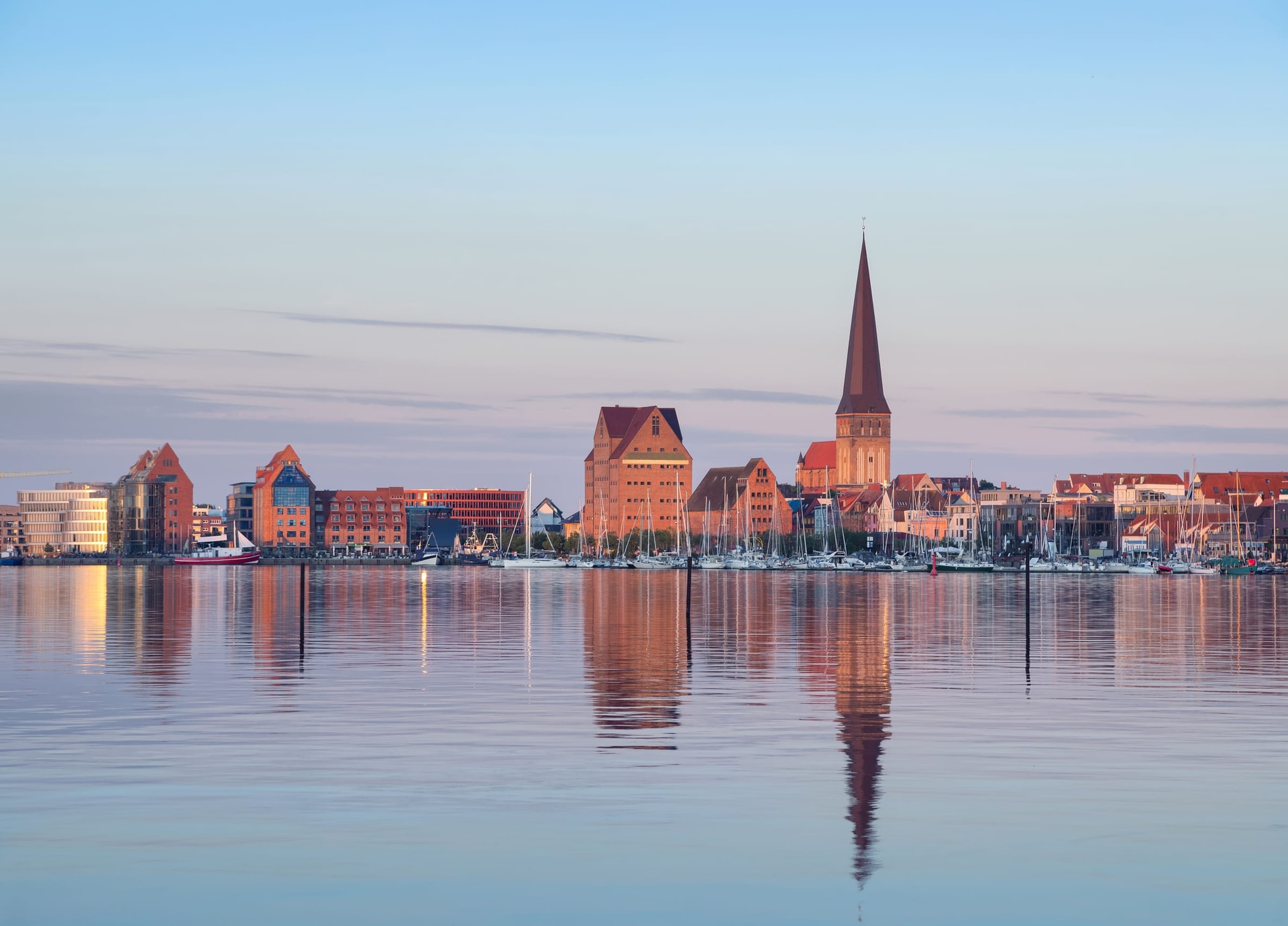 Warnemünde mit Leuchtturm und Ostseestrand