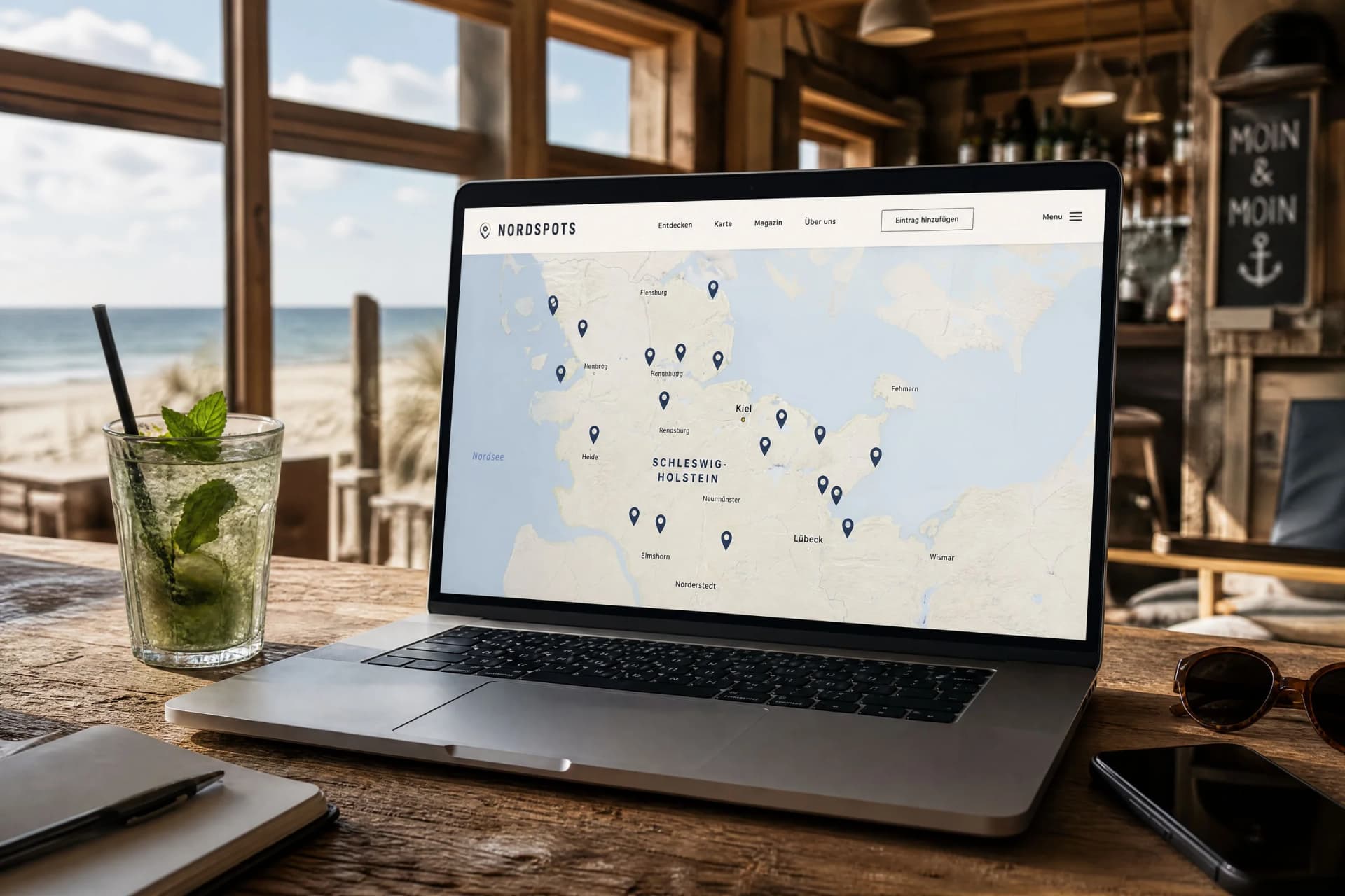 Laptop in einer Beach bar mit einer Übersicht von interessanten Spots in Schleswig-Holstein