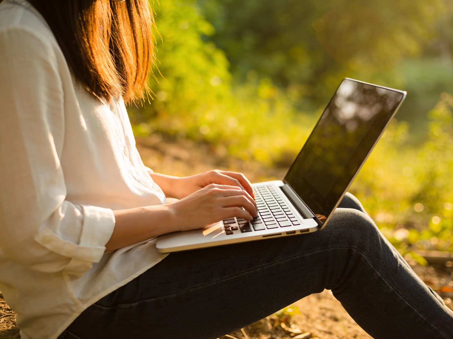 Eine Frau tippt auf ihrem Laptop