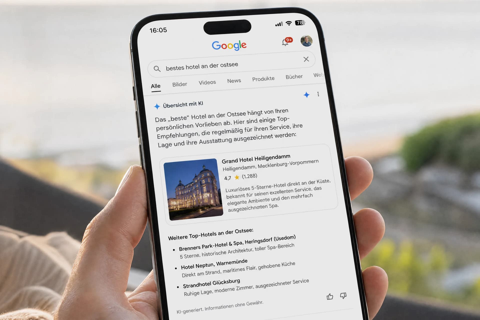 Jemand sucht auf seinem Handy im Browser nach bestes Hotel an der Ostsee. Die search results enthalten eine AI-Antwort