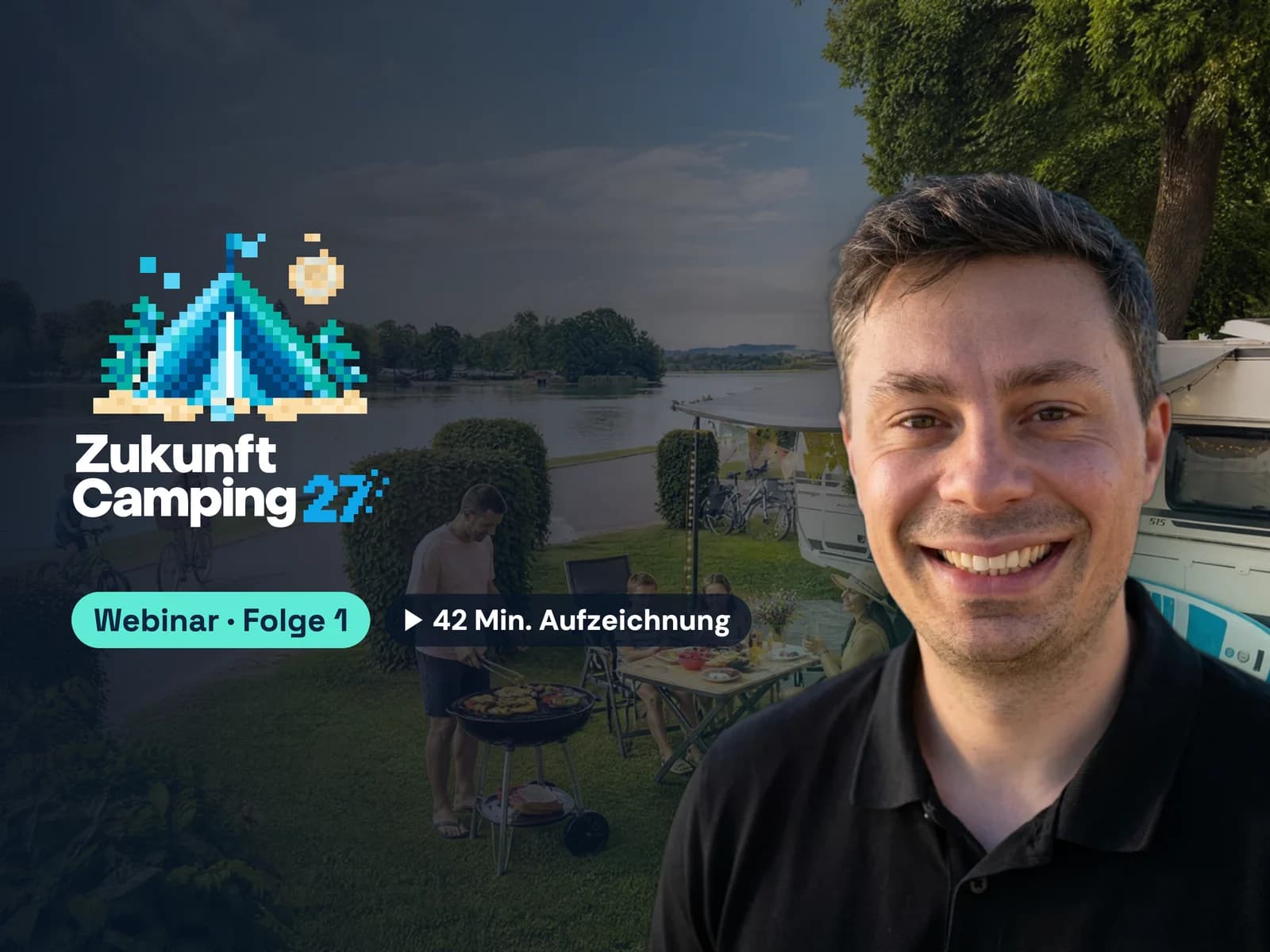 Morris Mehnert vor einem Campingplatz am See, daneben das Logo der Webinar-Reihe Zukunft Camping 27, Folge 1, 42 Minuten Aufzeichnung