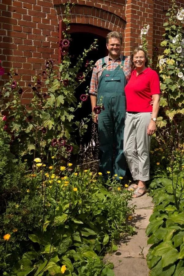 Rixa und Jürn-Wulf Höper im Garten ihres Hofes auf Fehmarn
