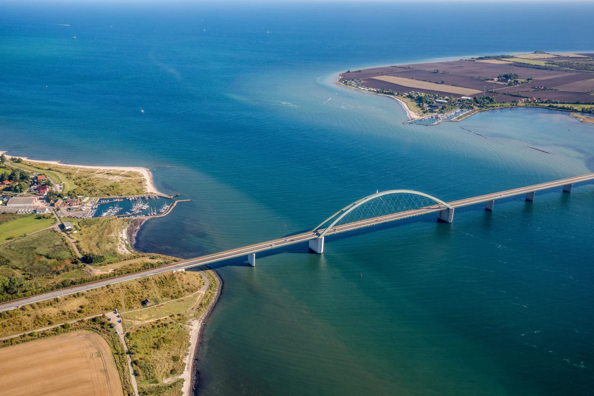 Fehmarnsundbrücke und die Ostseeinsel Fehmarn aus der Luft
