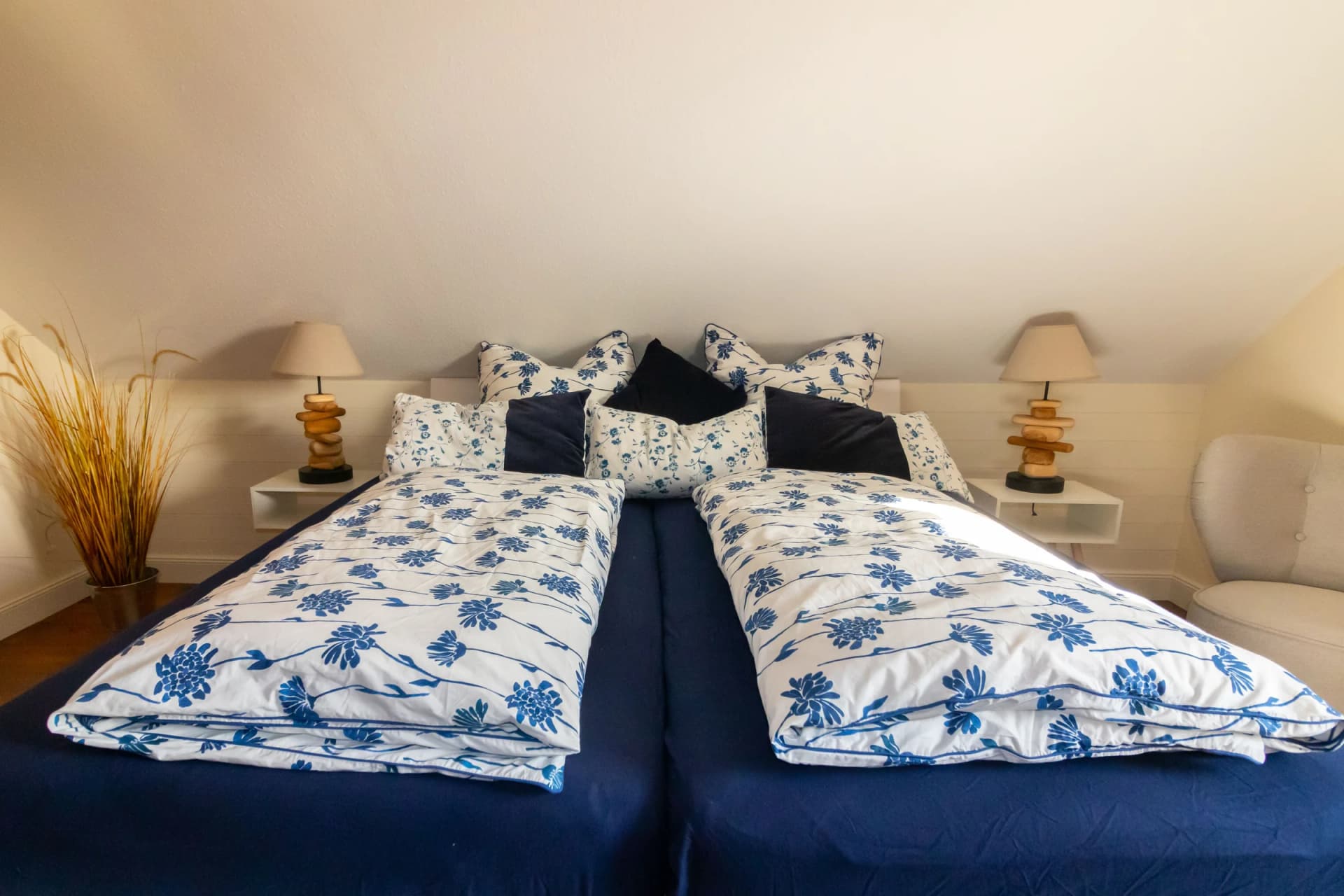 Schlafzimmer von Henkieker mit blau-weißer Bettwäsche