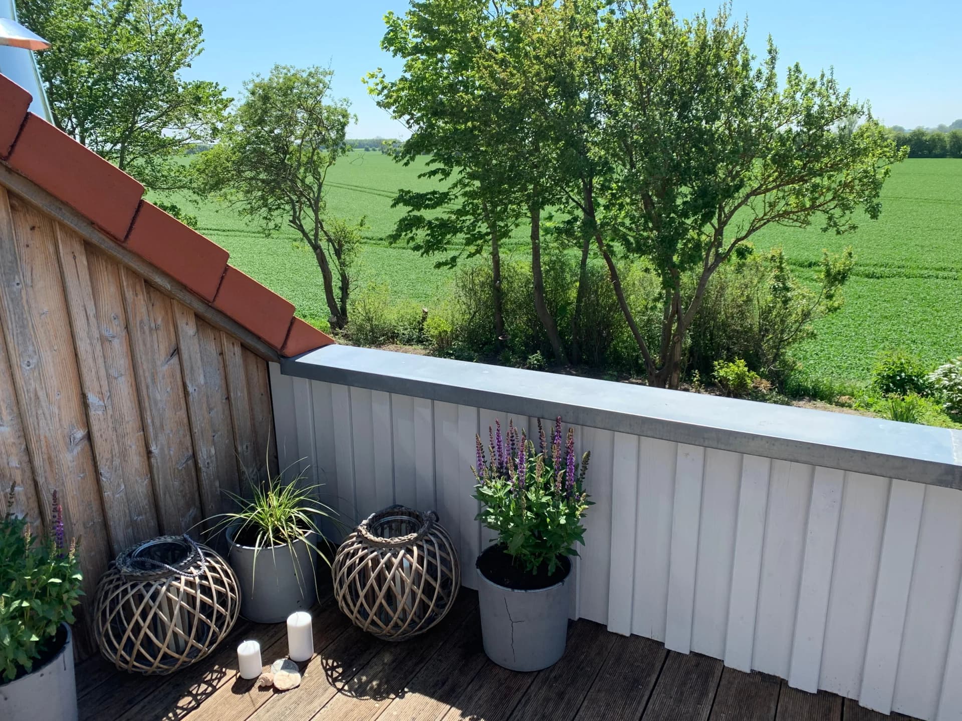 Terrasse von Henkieker mit Laternen und Blick auf grüne Felder