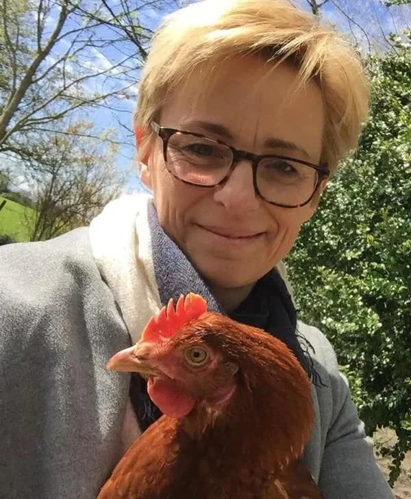 Tanja Buhse, Inhaberin von Henkieker, mit einer ihrer Hühner