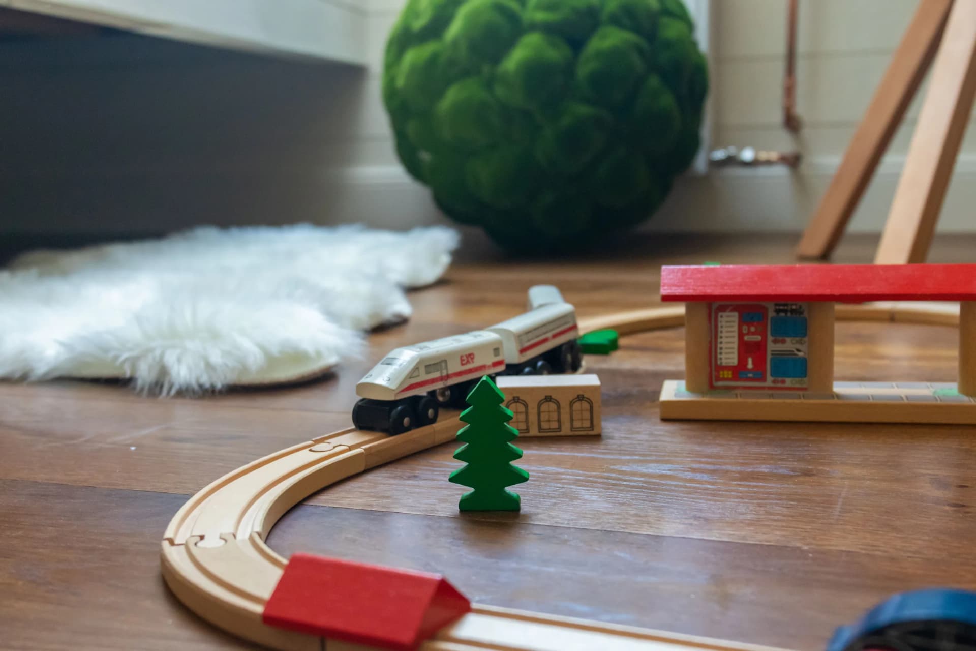 Kinderzimmer von Henkieker mit Holzeisenbahn auf dem Boden
