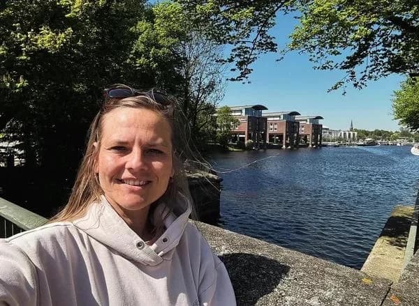 Olga Kaul, Inhaberin von Huus und Meer, am Wasser
