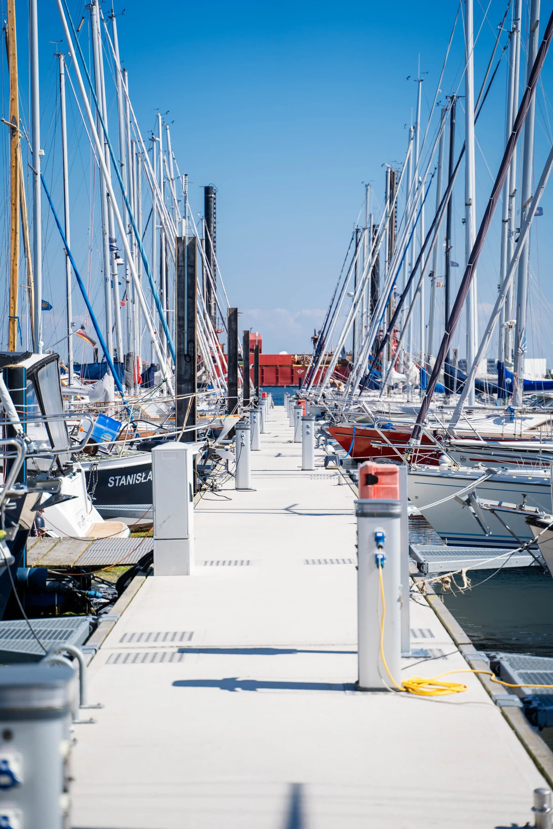 Bootssteg zwischen Segelbooten im Ostseehafen