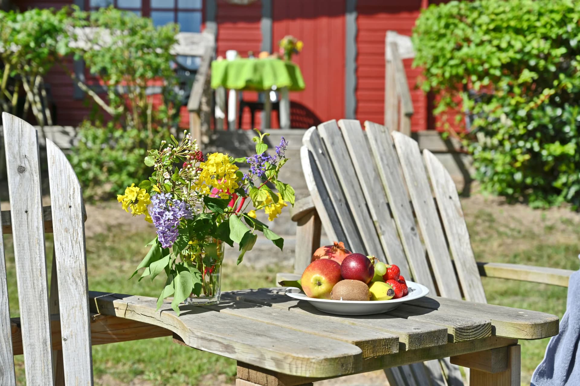 Innenraum eines Ferienhauses im Inselcamp Rügen mit Holzwänden, Küche und großen Fenstern