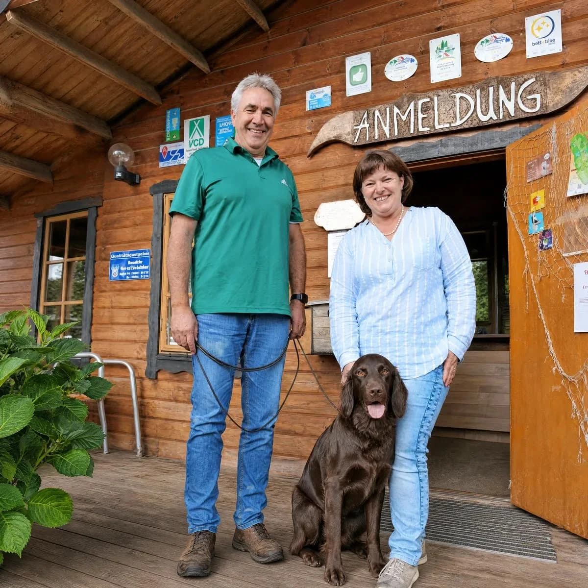 Rixa und Norbert Engel mit ihrem Hund vor der Anmeldung des Inselcamp Rügen
