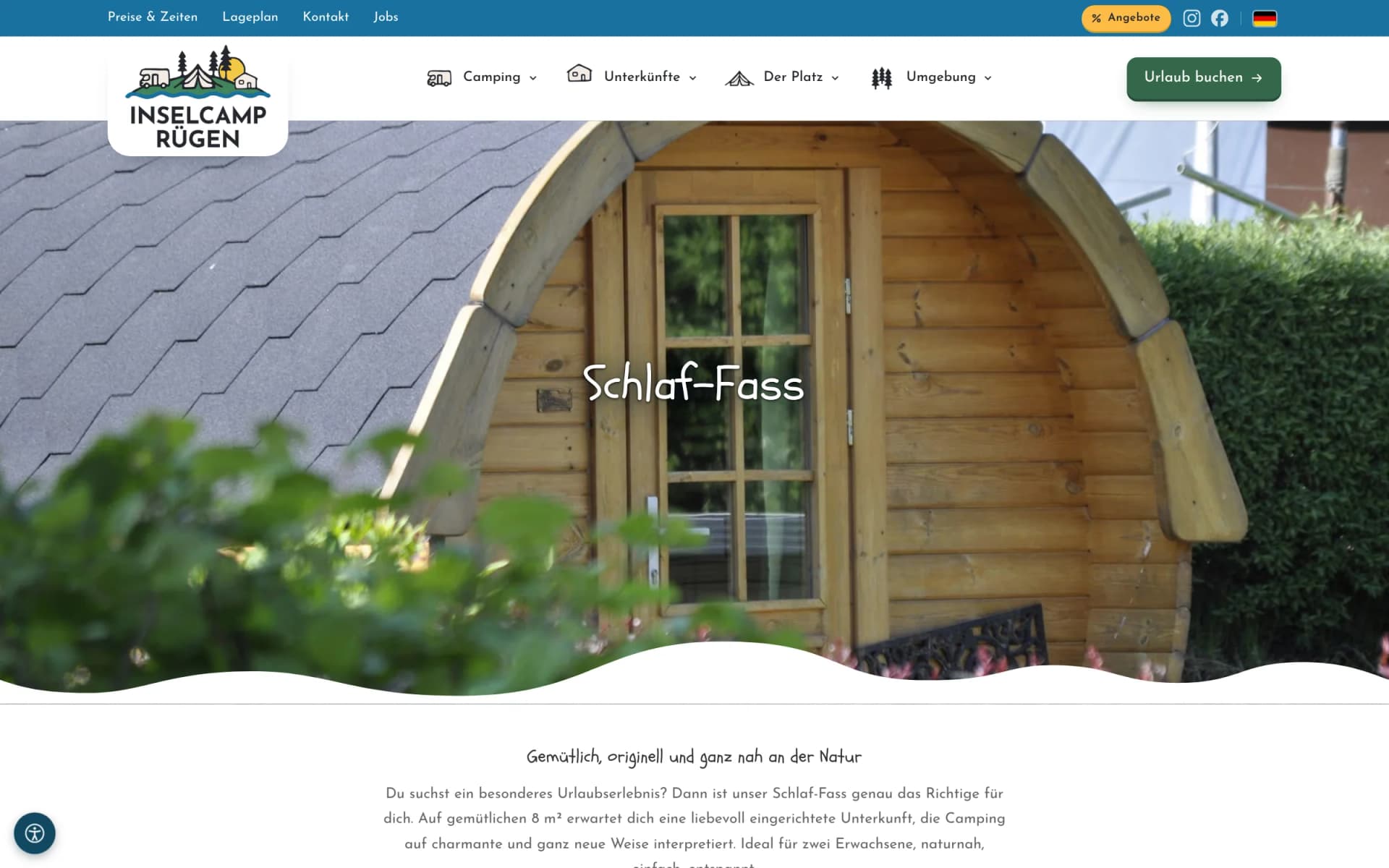 Seite zum Schlaf-Fass mit großformatigem Foto der runden Holzhütte