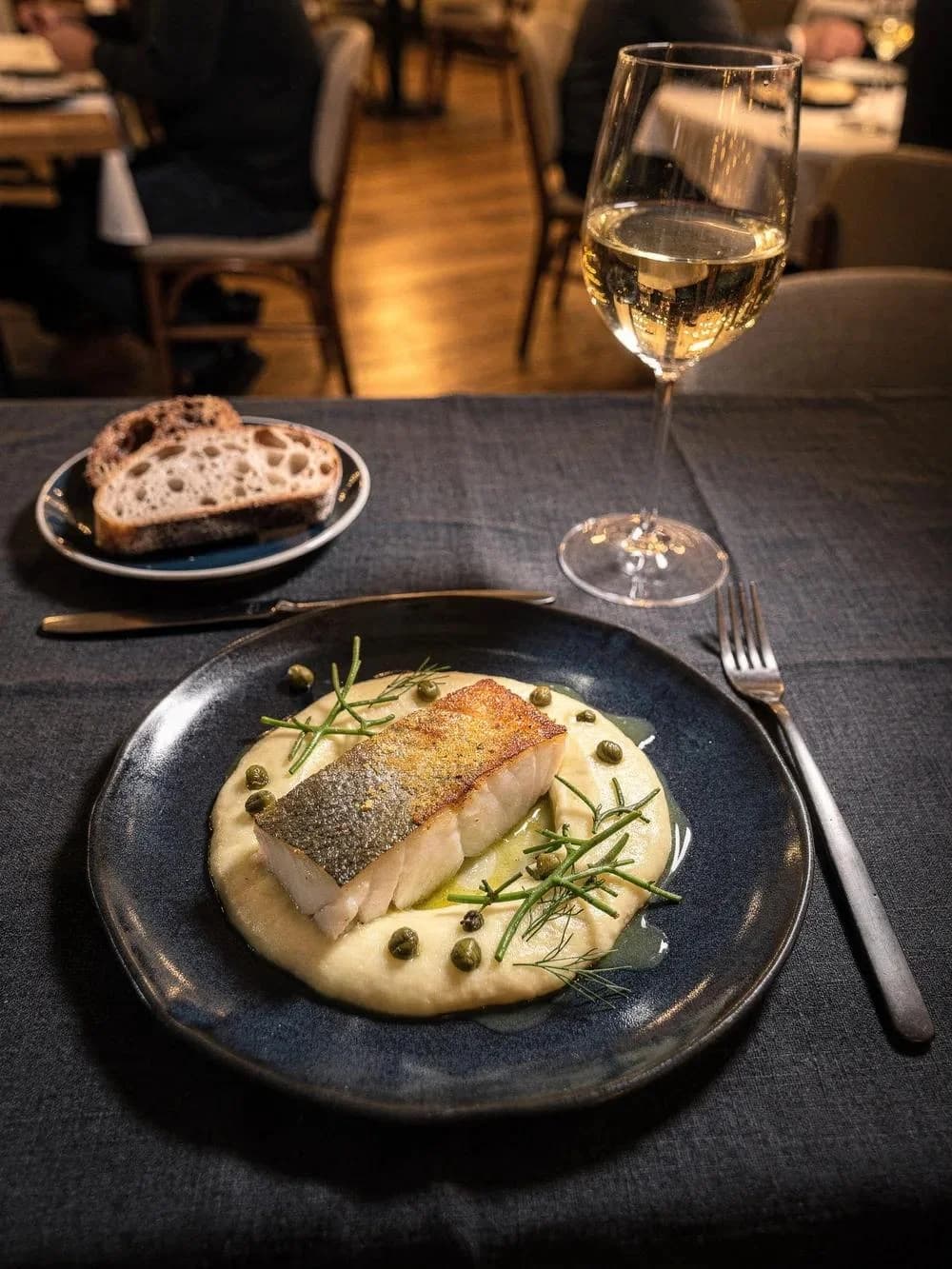 Fischgang mit Weißwein im Restaurant Möltenort