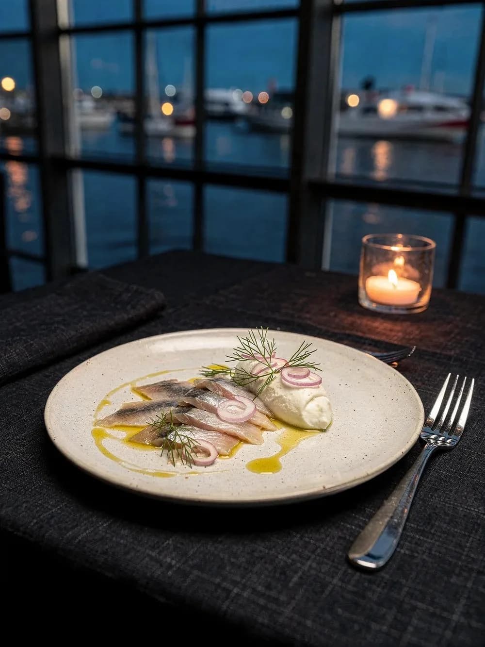 Hering mit Blick auf den Hafen im Restaurant Möltenort