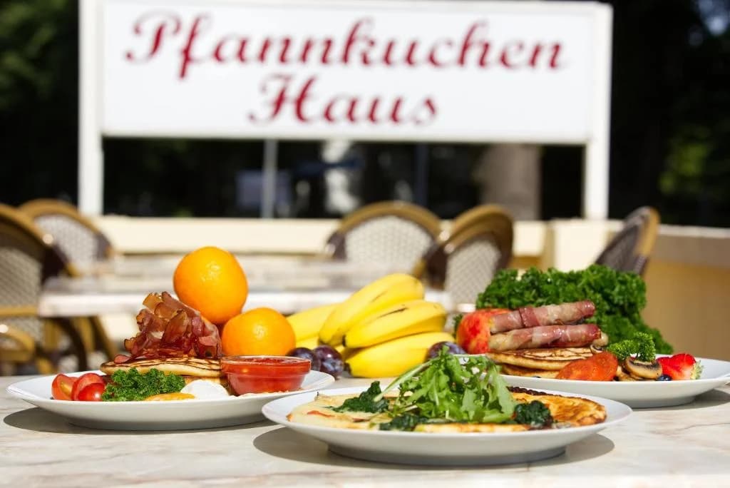 Verschiedene herzhafte Pfannkuchen-Gerichte auf der Terrasse des Pfannkuchenhaus Fehmarn