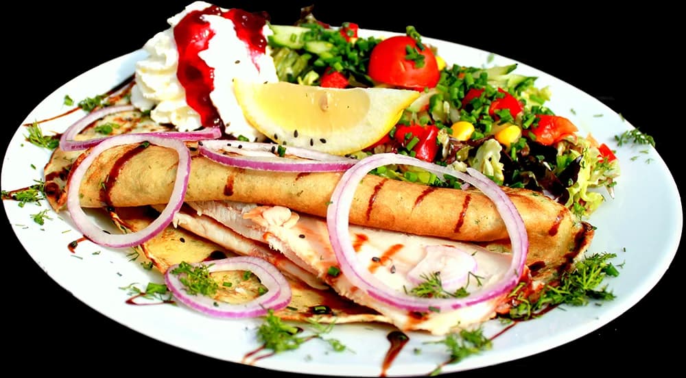Herzhaft gefüllter Pfannkuchen mit Salat im Pfannkuchenhaus Fehmarn