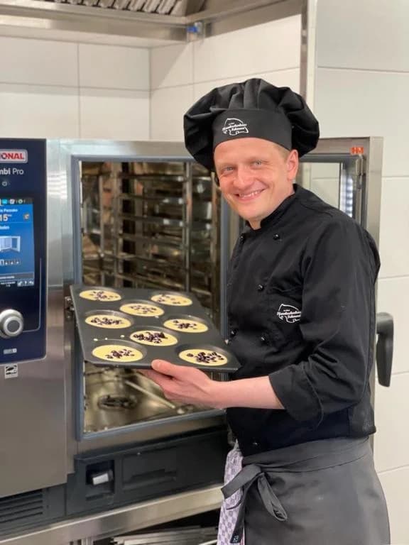 Koch des Pfannkuchenhaus Fehmarn mit frisch zubereiteten Pfannkuchen