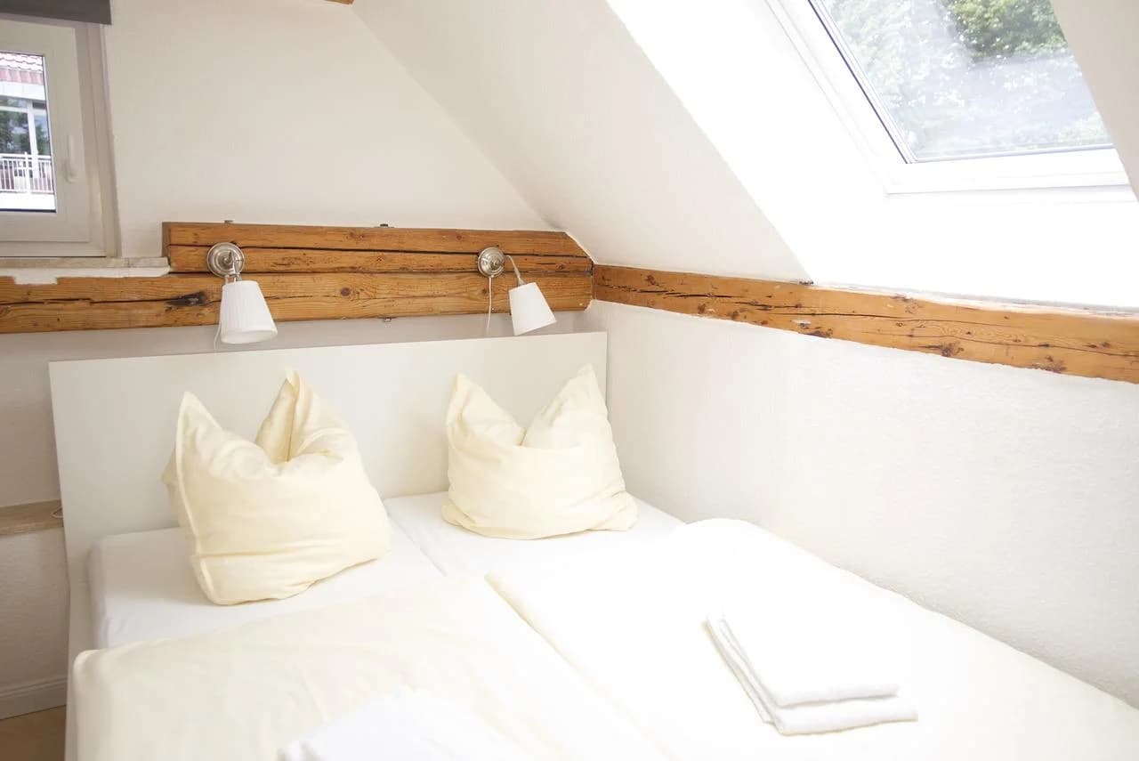 Modern eingerichtetes Zimmer im Pfannkuchenhaus Fehmarn