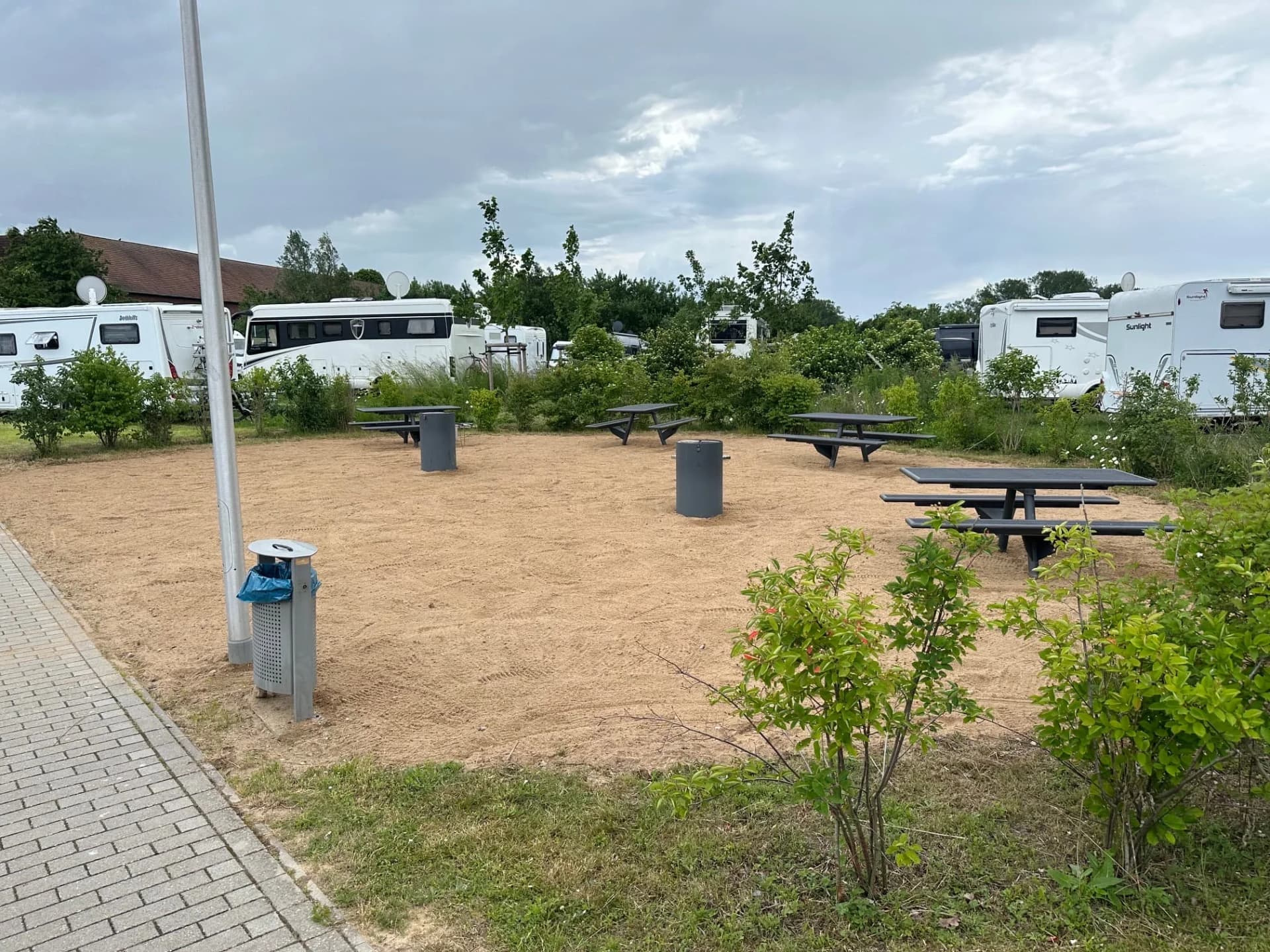 Picknick- und Grillbereich zwischen den Stellplätzen